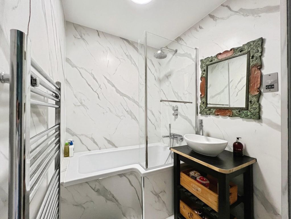Property photo 3 of 16 Bathroom.Jpeg