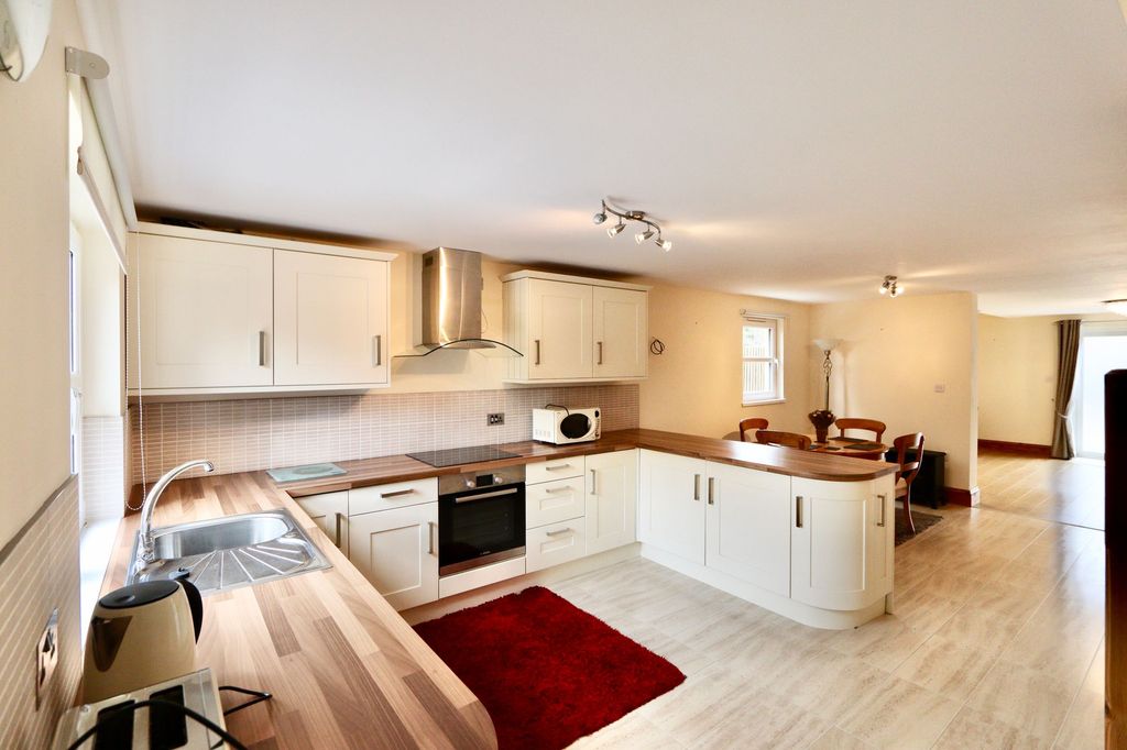 Property photo 2 of 31