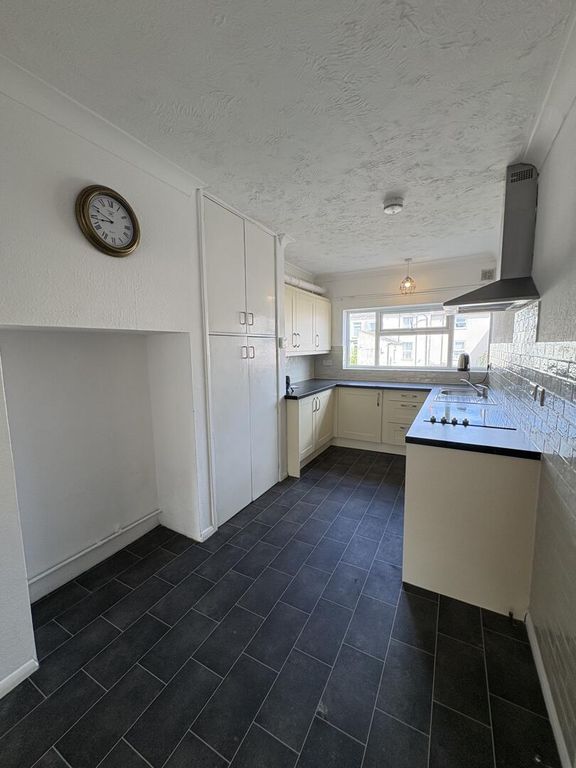 Property photo 3 of 9 Kitchen