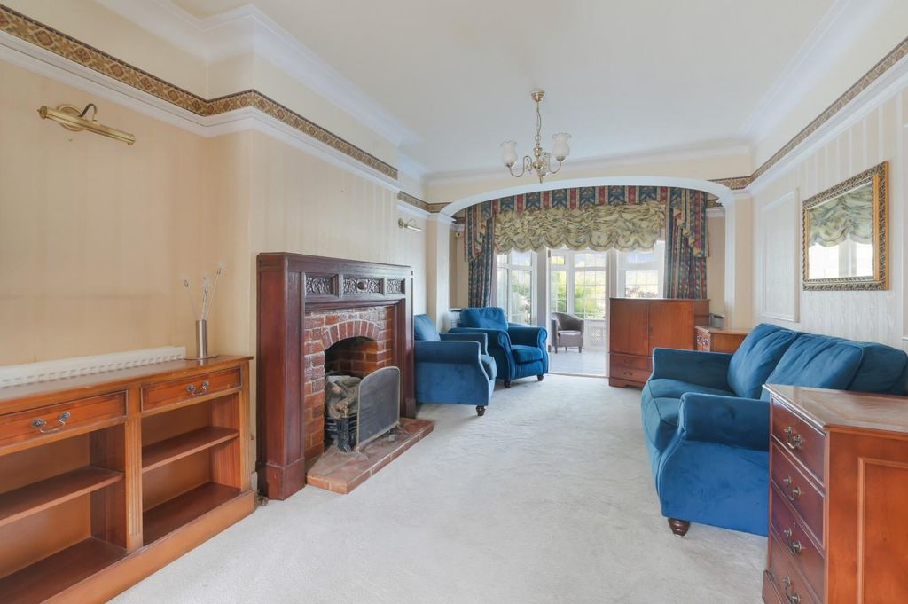 Property photo 3 of 17 London Road