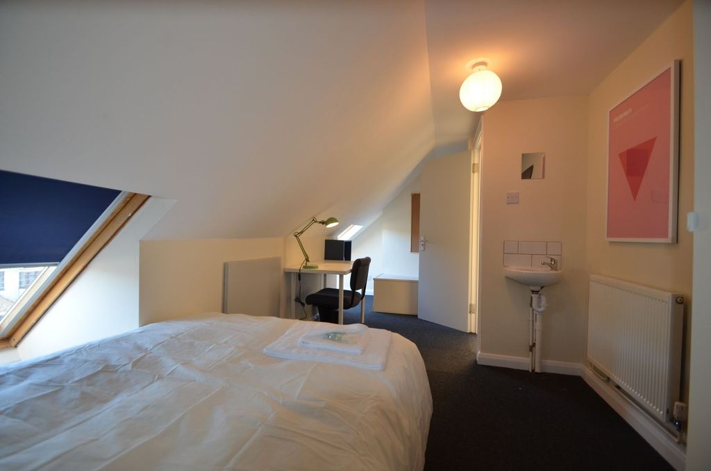 Property photo 3 of 11 This Charming Double Bedroom Features A Cozy Atmos...