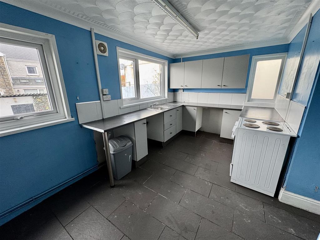 Property photo 3 of 13 Kitchen