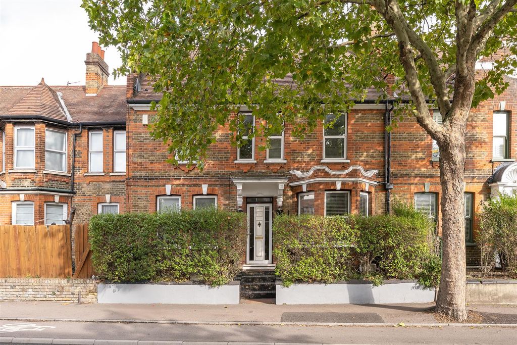 Property photo 1 of 33 Blackhorse Road, E17
