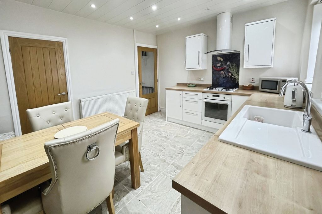 Property photo 3 of 11 Kitchen/Dining Room