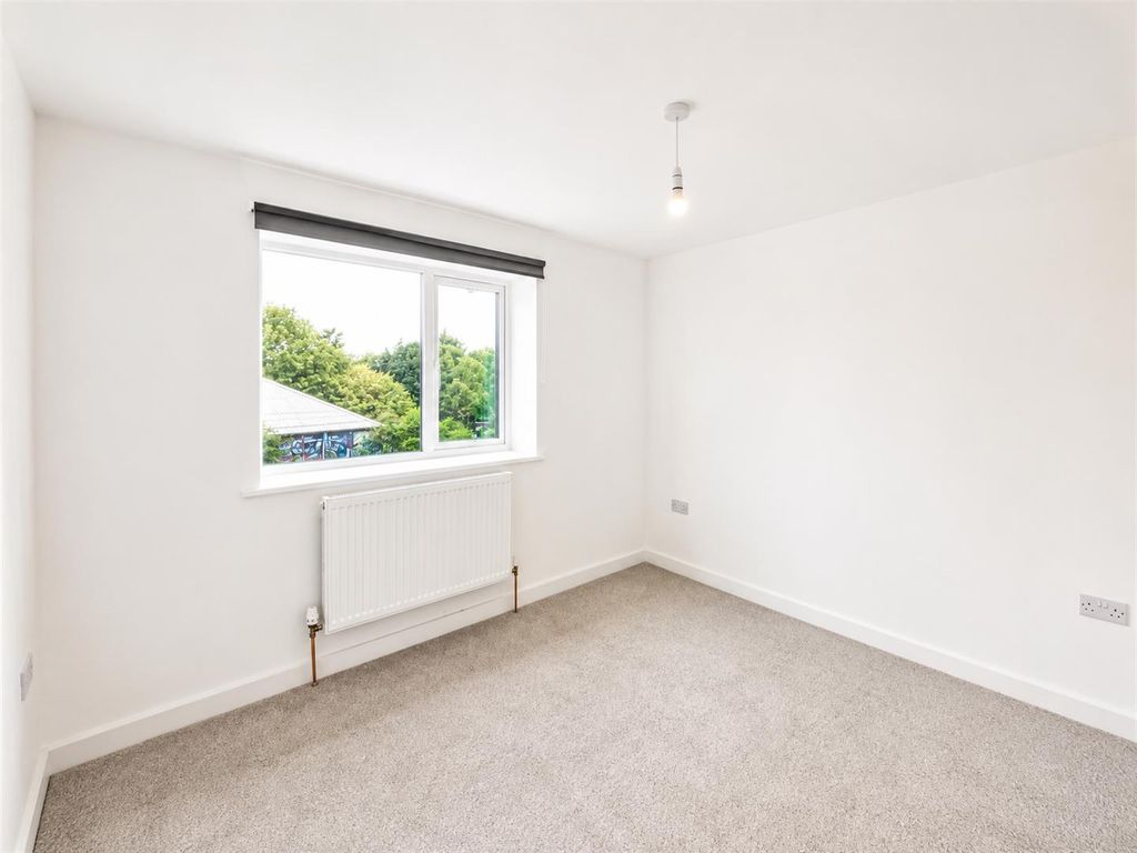 Property photo 2 of 7 Bedroom.Png