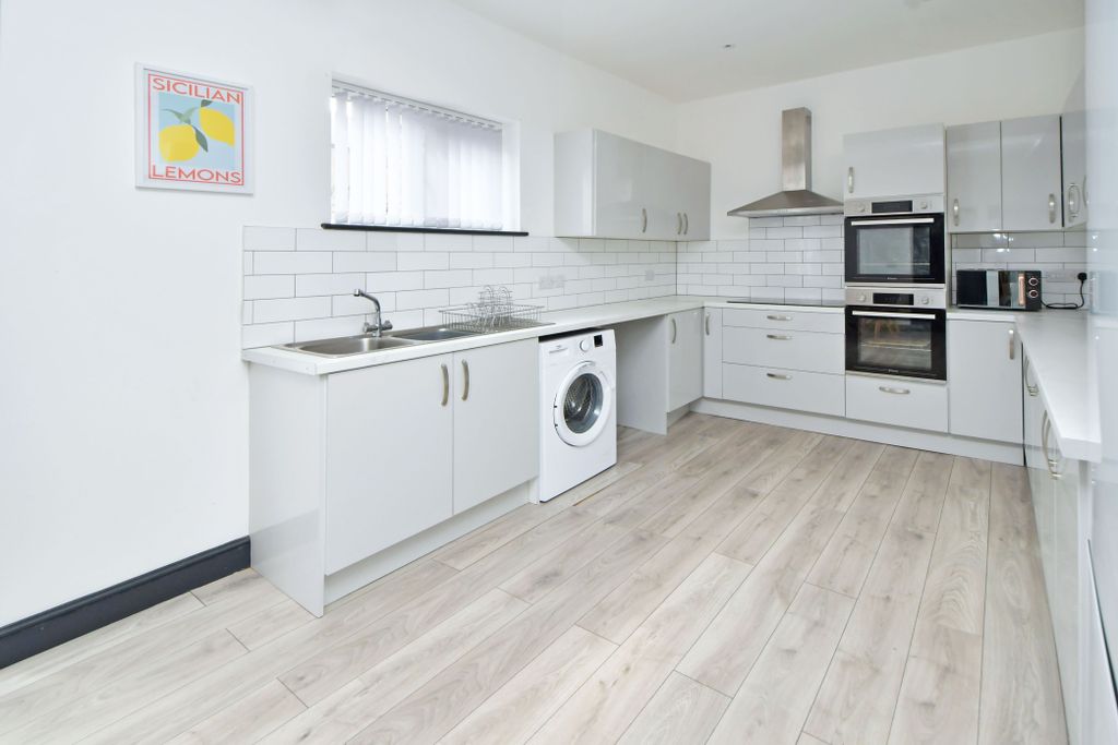 Property photo 2 of 11 Kitchen