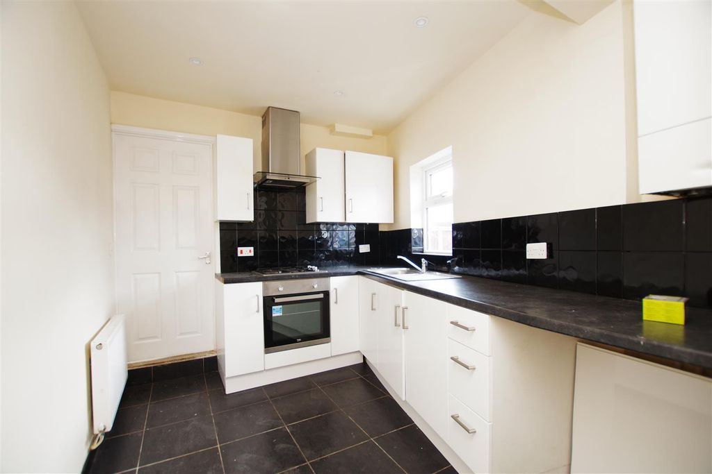 Property photo 3 of 11 Kitchen