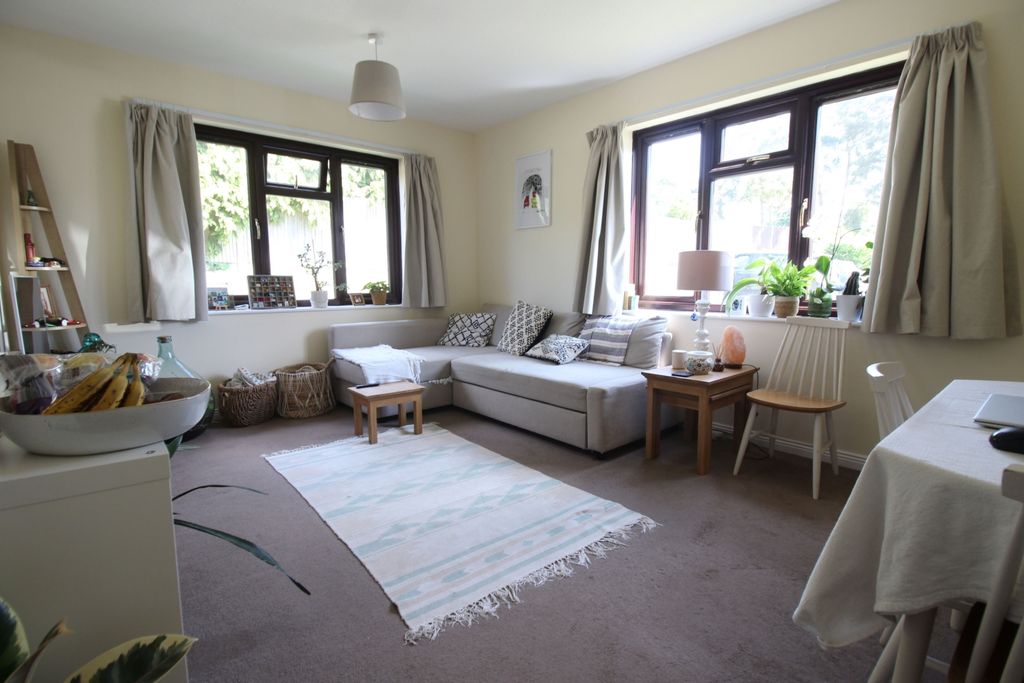 Property photo 2 of 7 Lounge 1