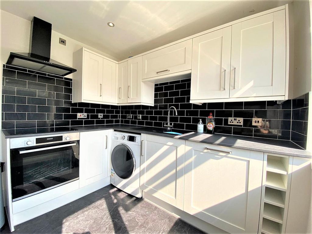 Property photo 2 of 9 Kitchen