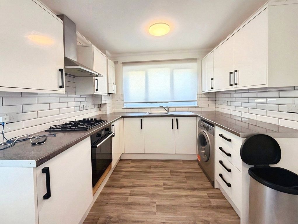 Property photo 3 of 10 Kitchen