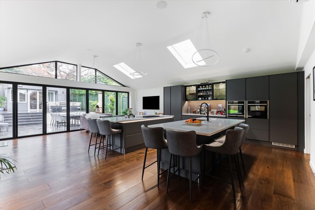 Property photo 3 of 24 Image