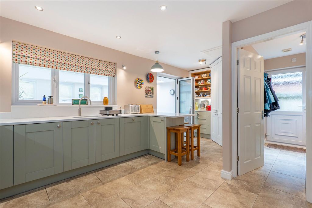 Property photo 3 of 37 Kitchen/Breakfast Room