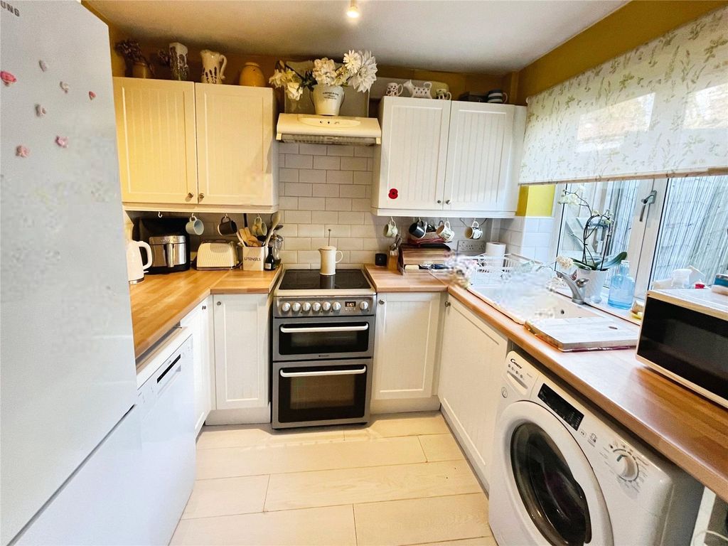 Property photo 2 of 11 Kitchen