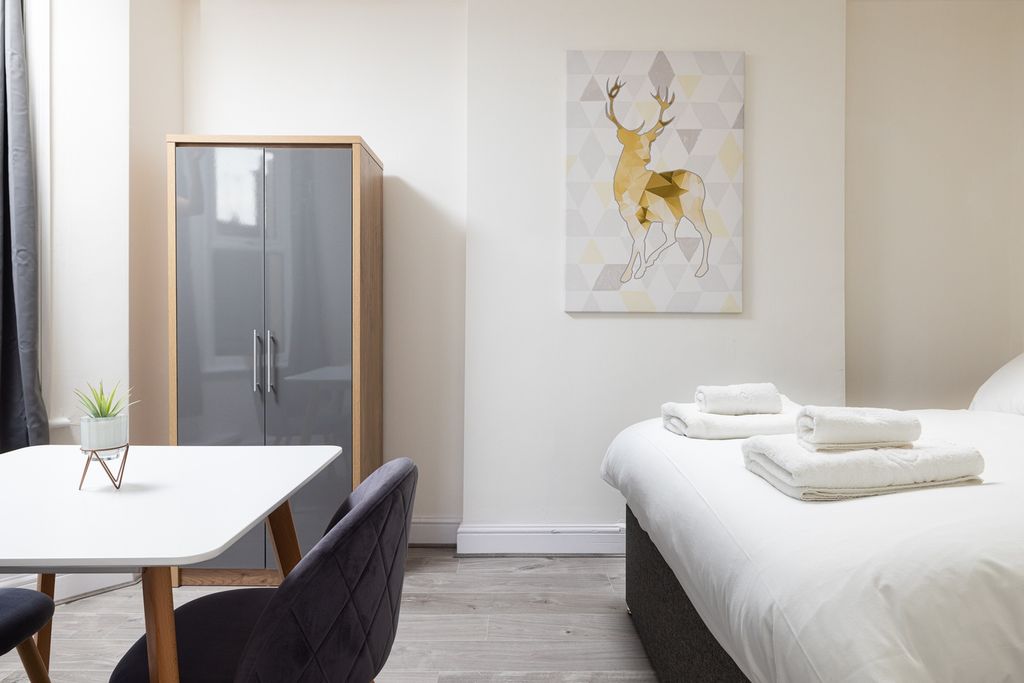 Property photo 3 of 4 A Bright And Inviting Double Bedroom Featuring Mod...