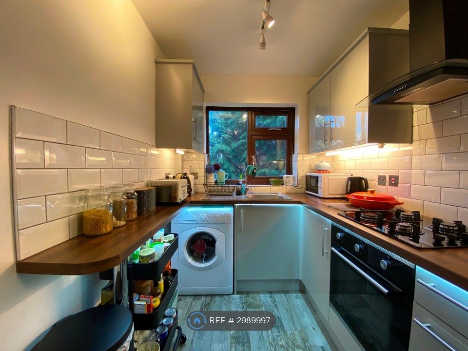 Property photo 1 of 21 Modern Kitchen