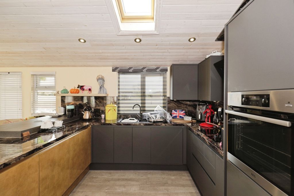 Property photo 3 of 16 Kitchen (2)