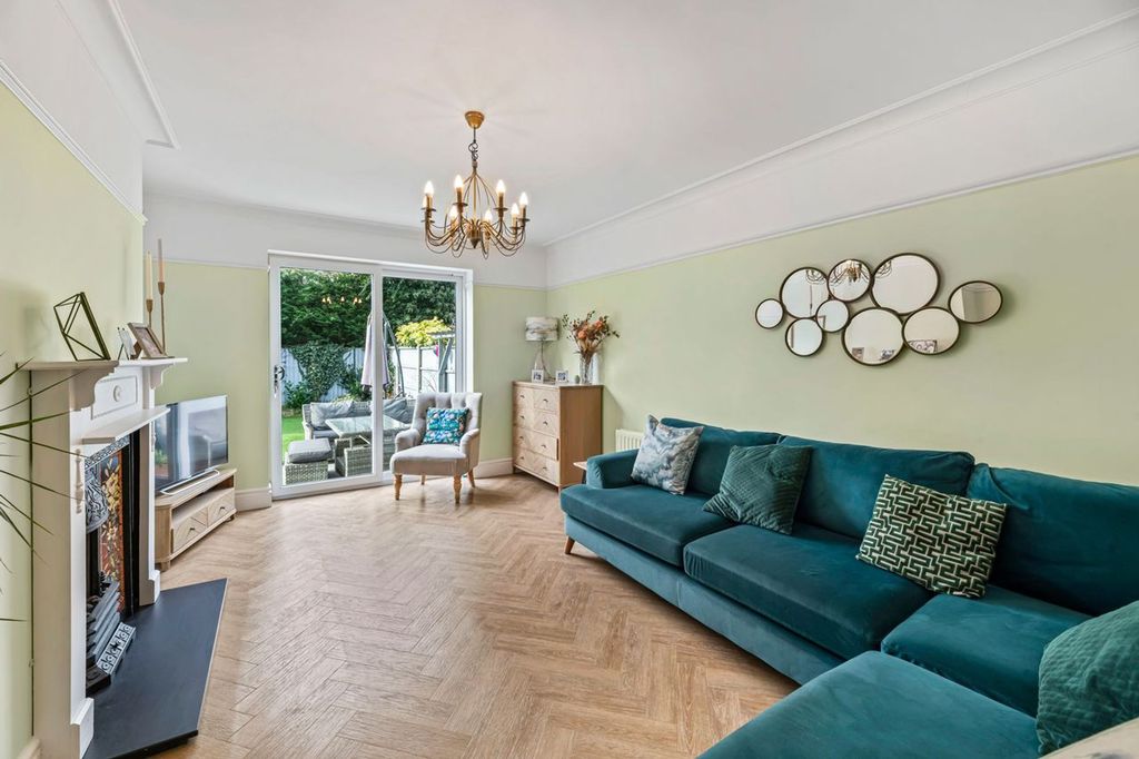 Property photo 3 of 21 Lounge