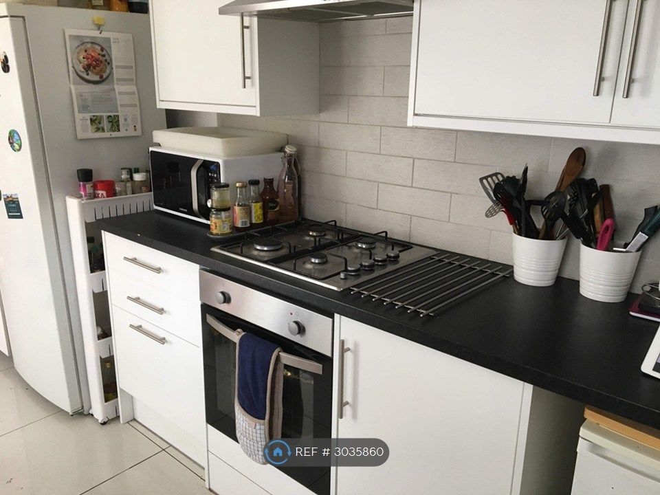 Property photo 3 of 8 Kitchen