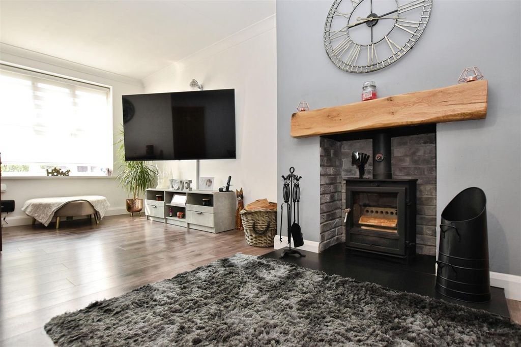 Property photo 3 of 21 Lounge Feature