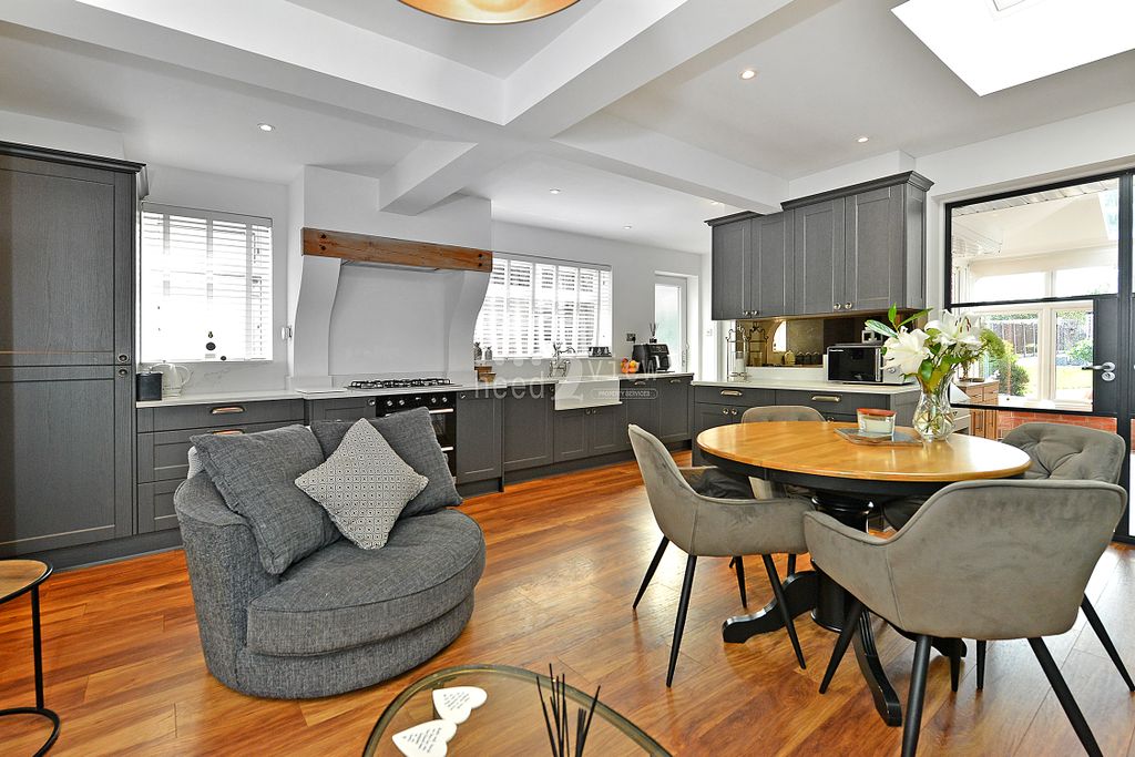 Property photo 2 of 31 Dining Kitchen