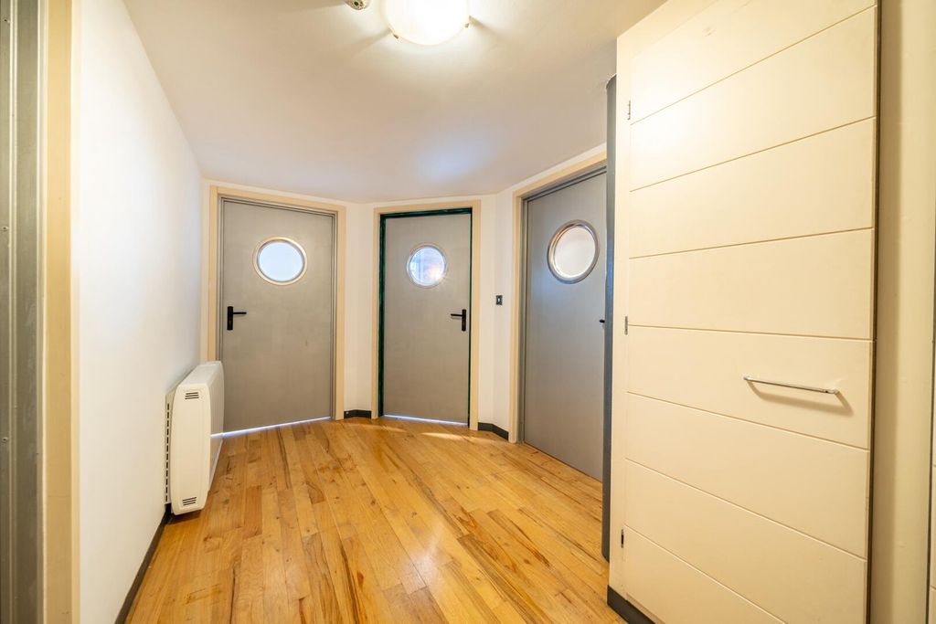 Property photo 2 of 19 Hallway