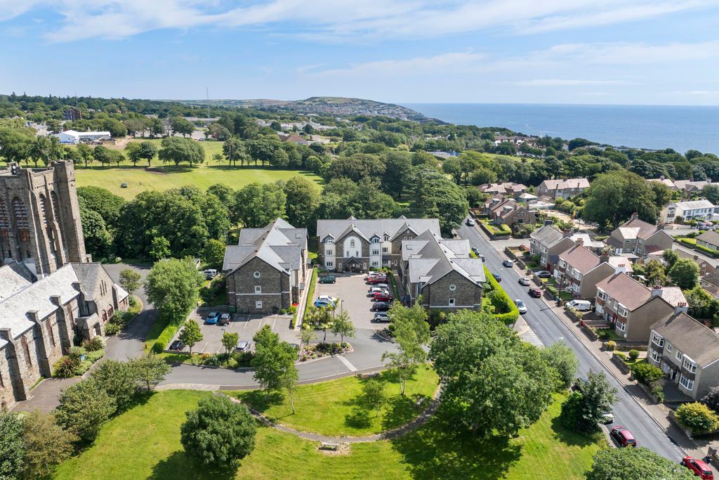 Property photo 2 of 16 27 St Ninians Court