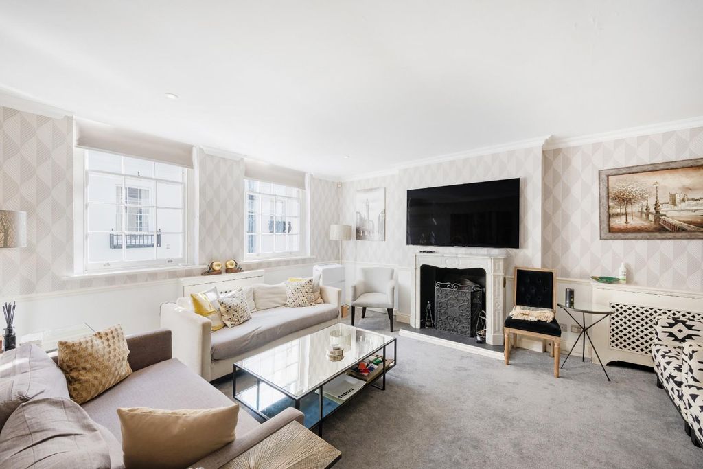 Property photo 2 of 14 16 Eaton Mews North Hi-4.Jpg