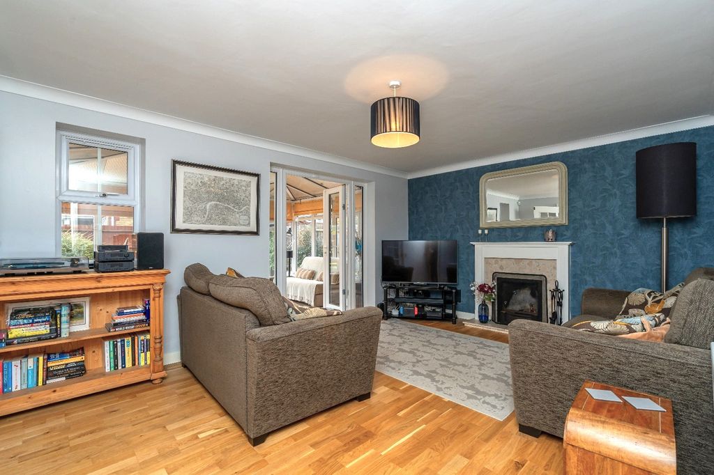 Property photo 2 of 27 Lounge