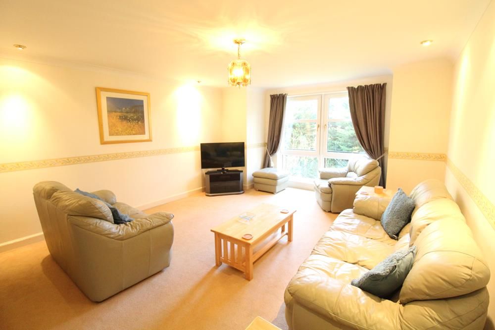 Property photo 1 of 9 Lounge