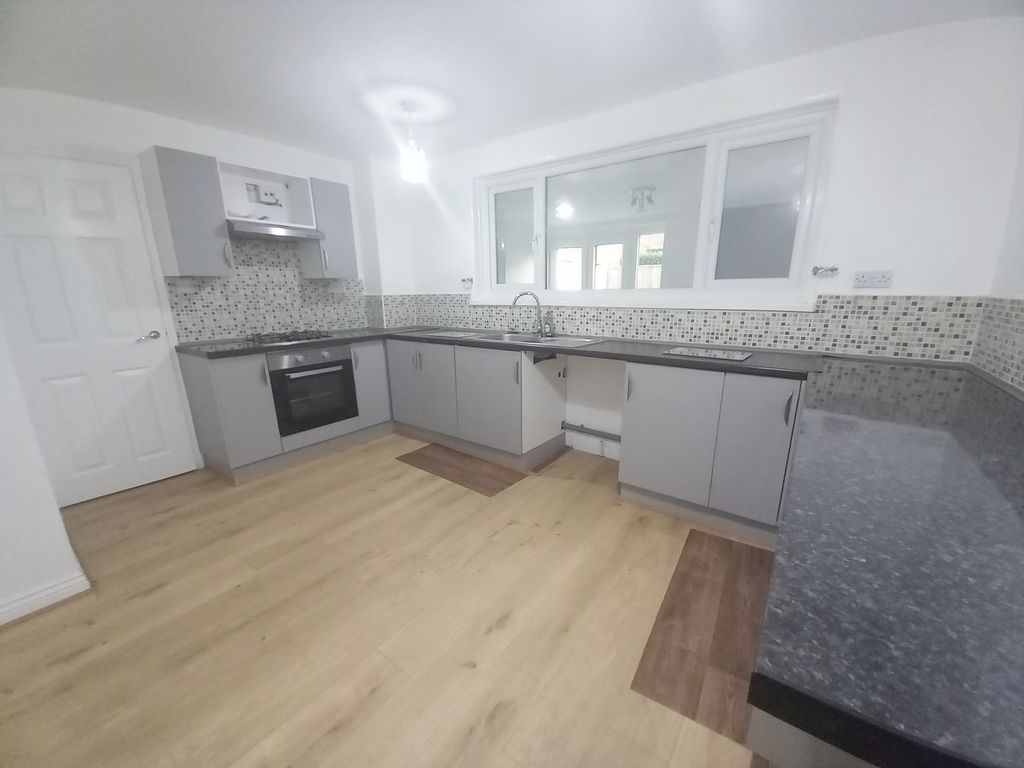 Property photo 3 of 10 Kitchen