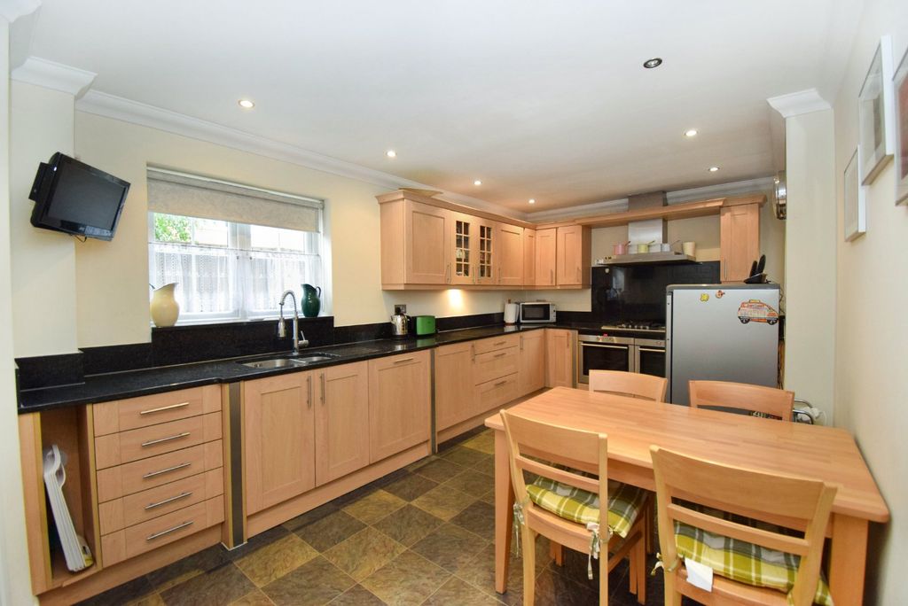 Property photo 3 of 17 Kitchen