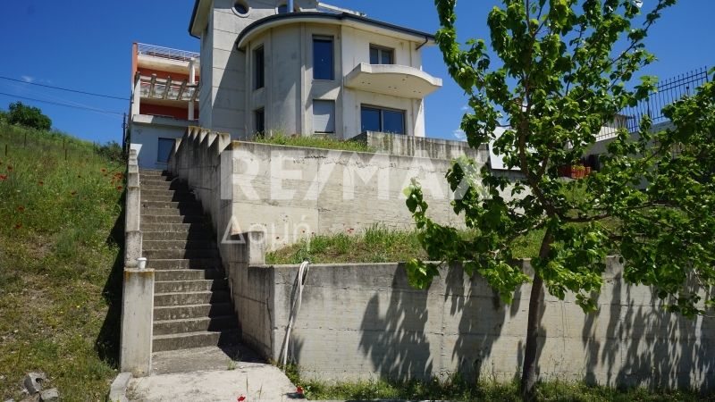Property photo 2 of 25