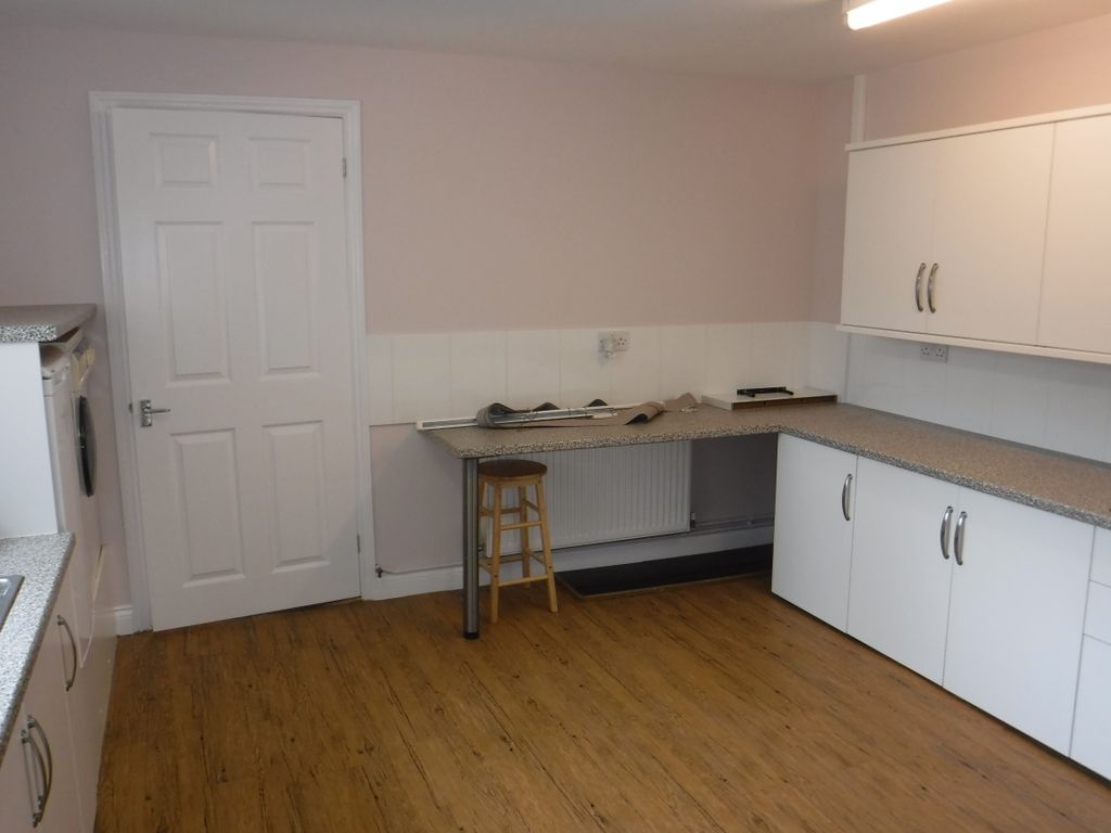 Property photo 3 of 9 Kitchen