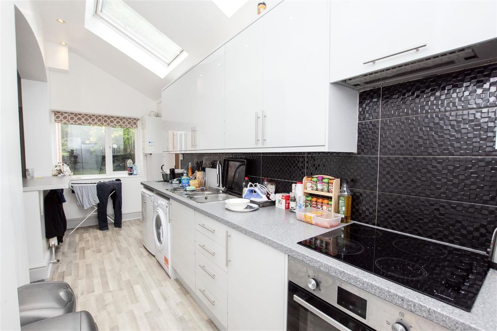 Property photo 3 of 14 Approach