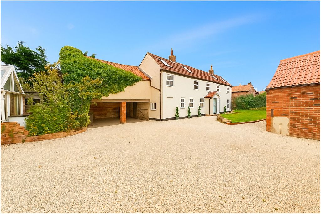 Property photo 2 of 18 Gated Driveway