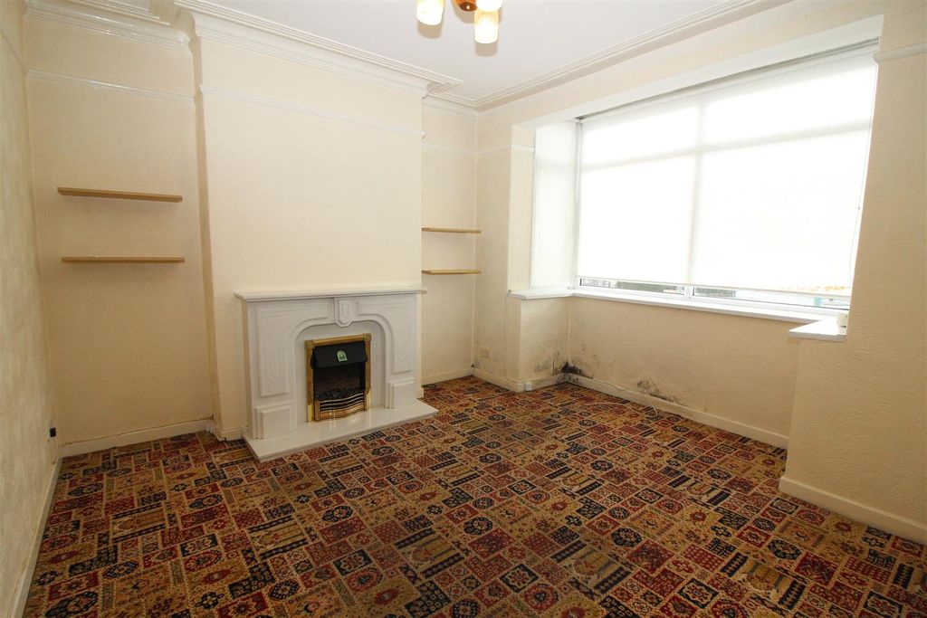 Property photo 3 of 33 Lounge