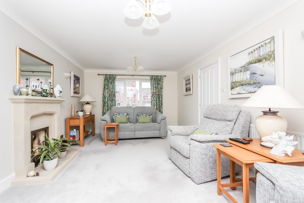 Property photo 3 of 22 Lounge