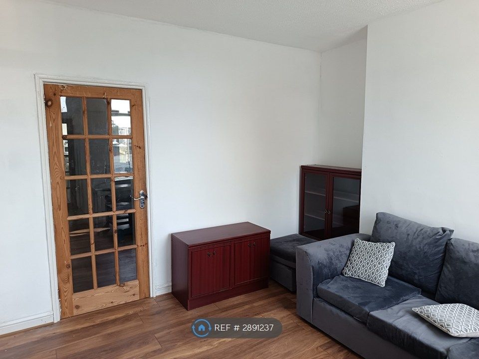 Property photo 3 of 20 Living Room