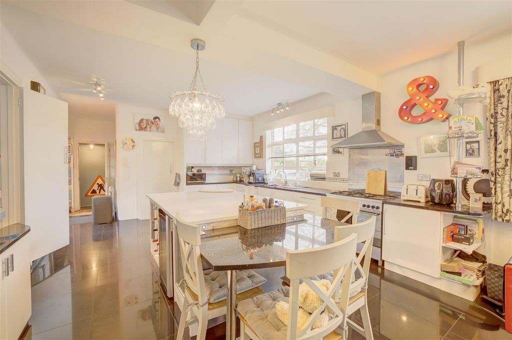 Property photo 3 of 35