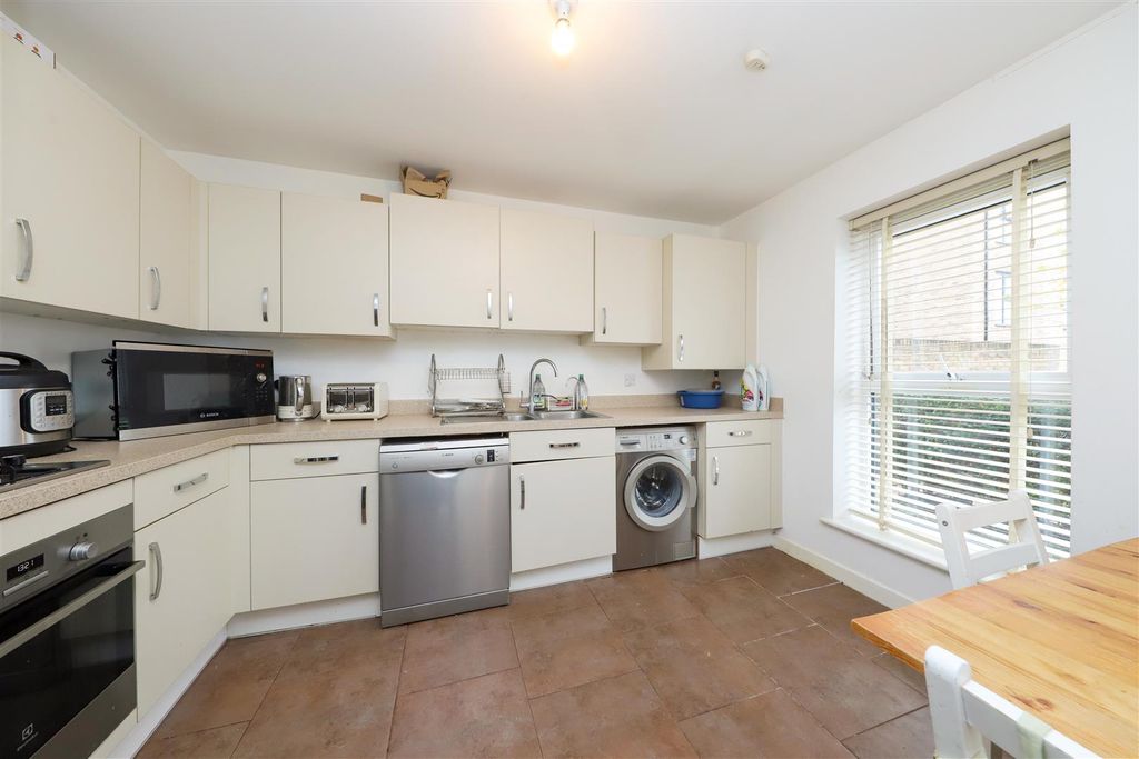 Property photo 2 of 13 Avedon Close
