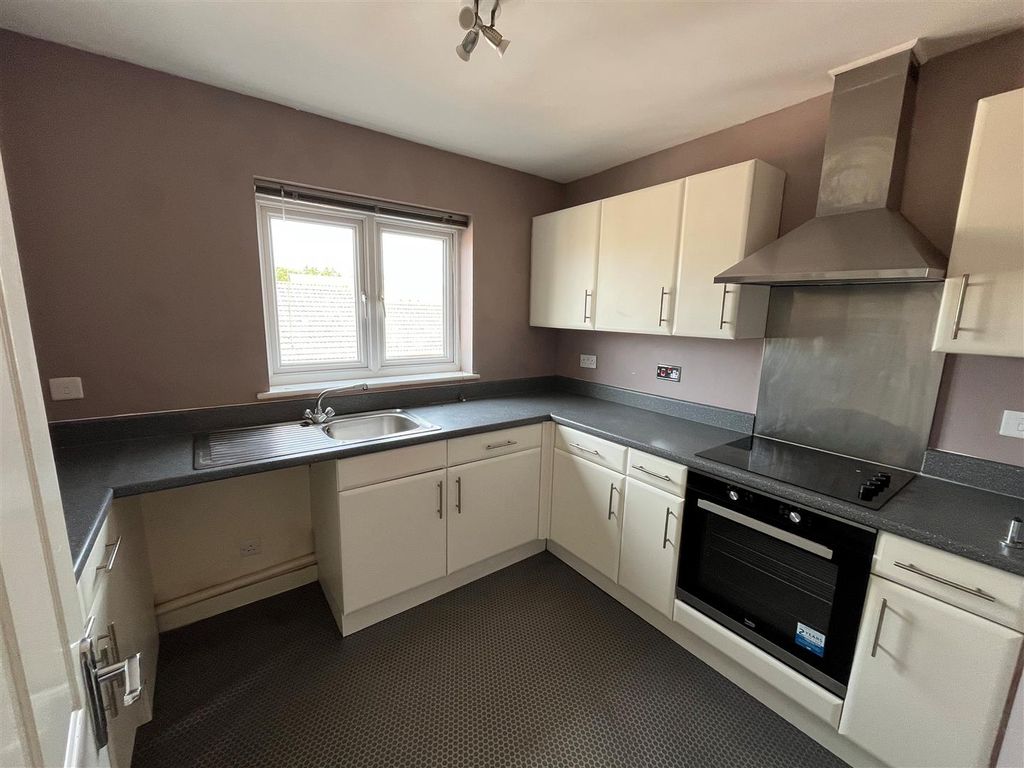 Property photo 3 of 8 Kitchen