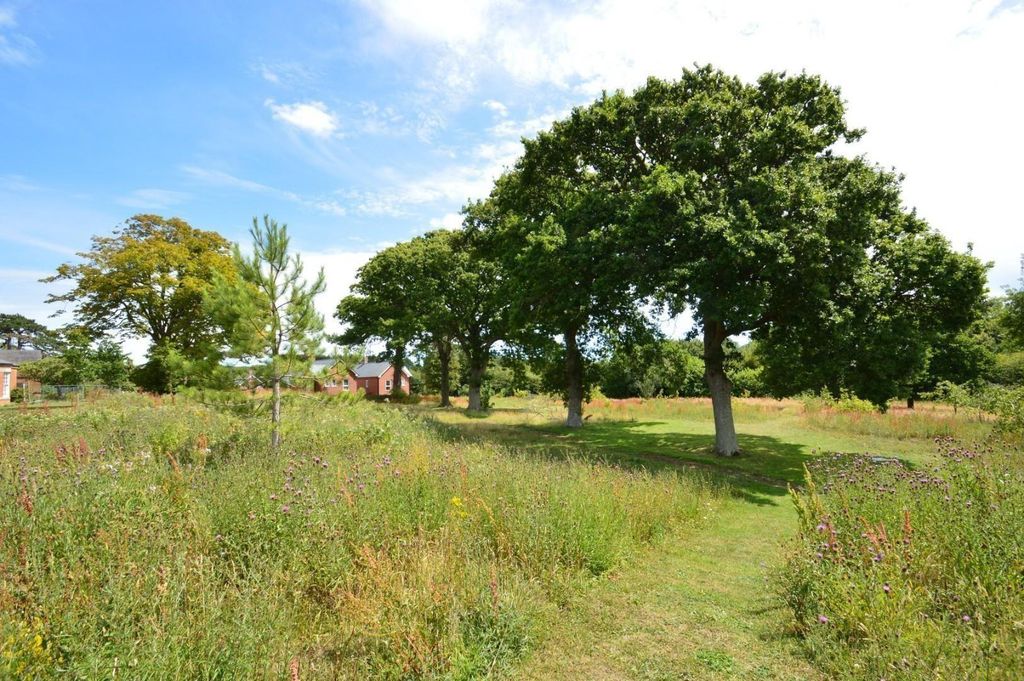 Property photo 2 of 22 Communal Gardens