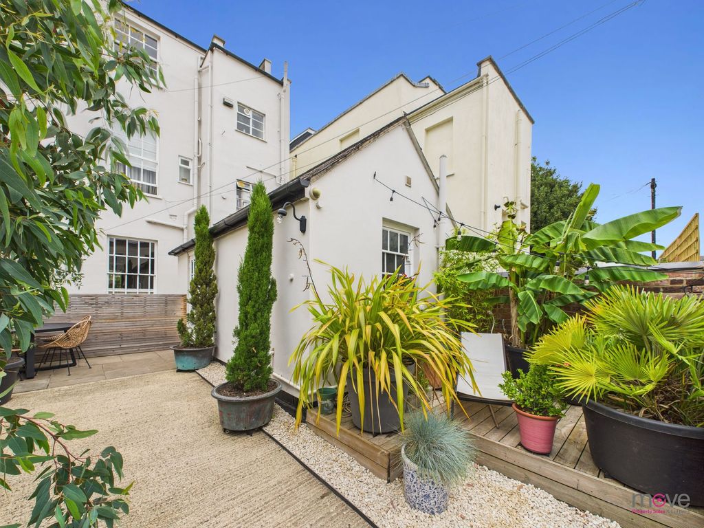 Property photo 2 of 23