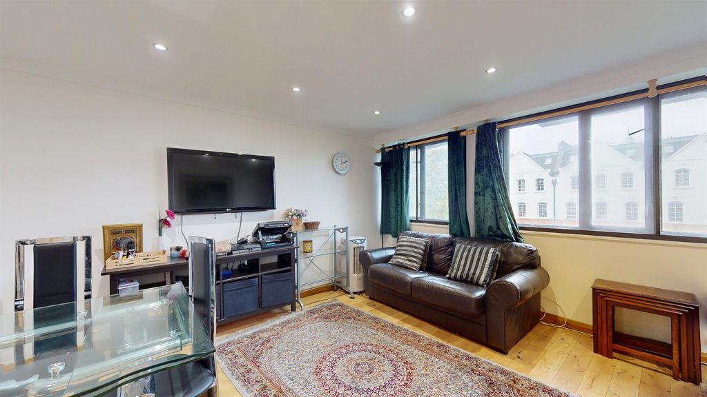 Property photo 2 of 21 33Crreception.Jpg