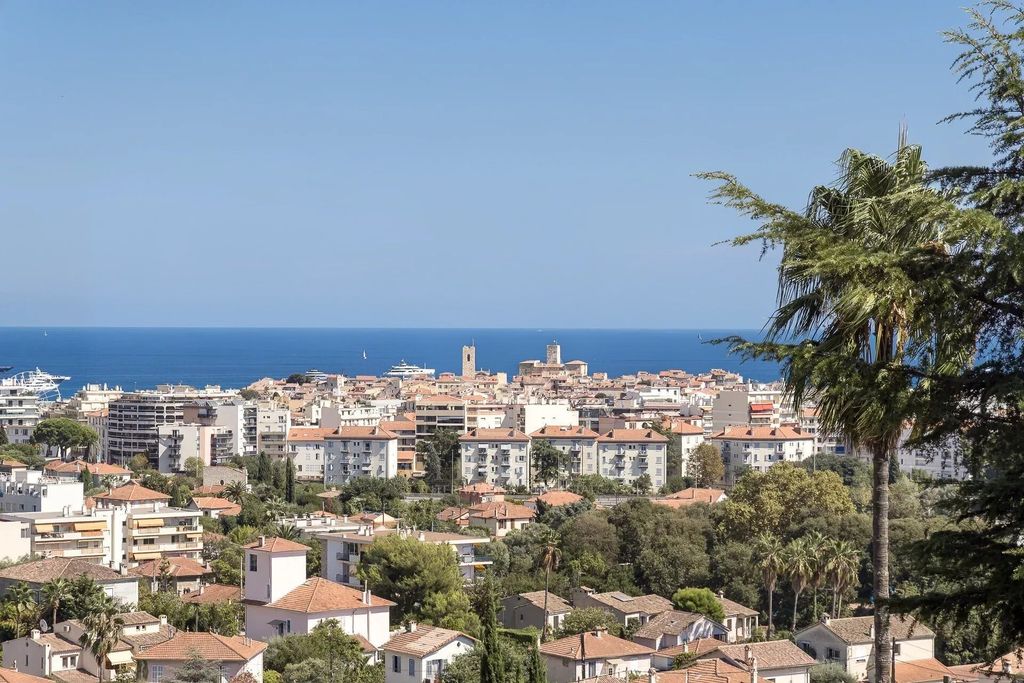 Property photo 1 of 27 Antibes – Exceptional 7-Room Apartment With Rooftop And Panoramic Sea Views