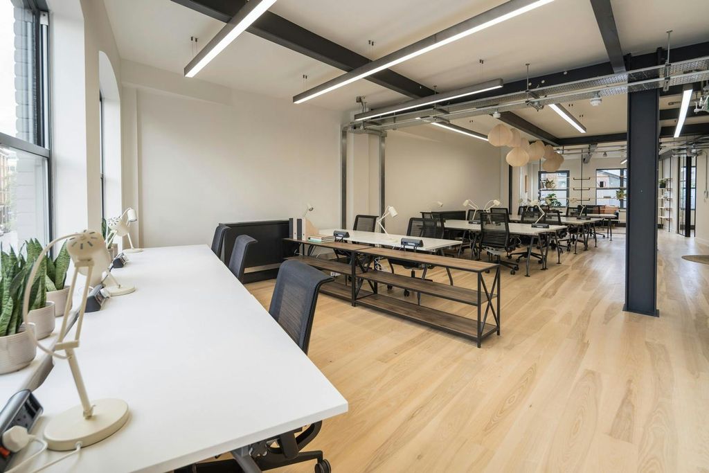 Property photo 1 of 7 Desk Area