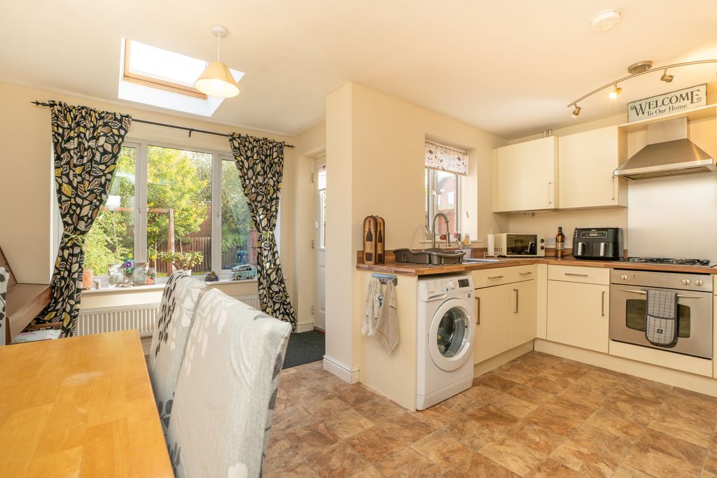 Property photo 3 of 22 22Moorlandway10