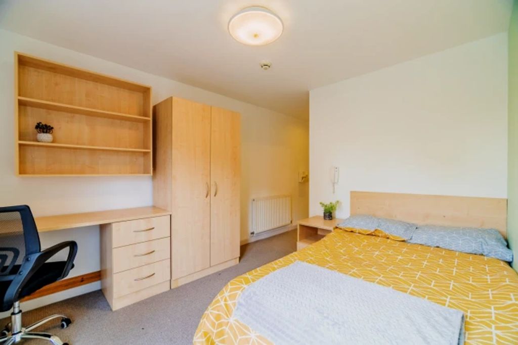 Property photo 3 of 5 A Bright And Inviting Double Bedroom With Ample St...