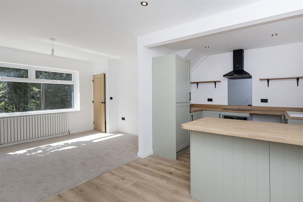 Property photo 2 of 31