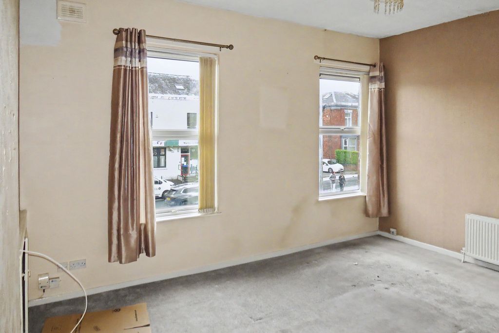 Property photo 3 of 13 30B Garstang Road, Preston, Lancashire, Pr1 1Na